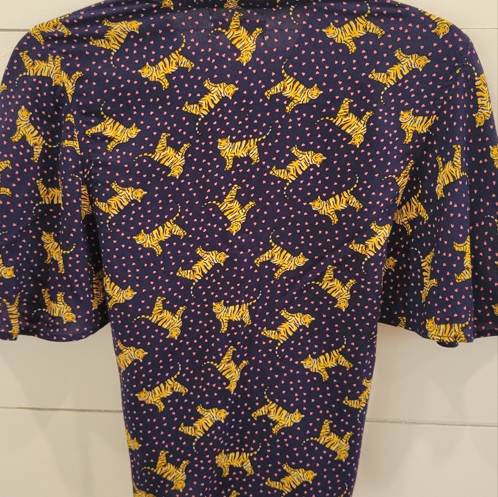 Button-Up Blouse 🐯 - Picture 3 of 7